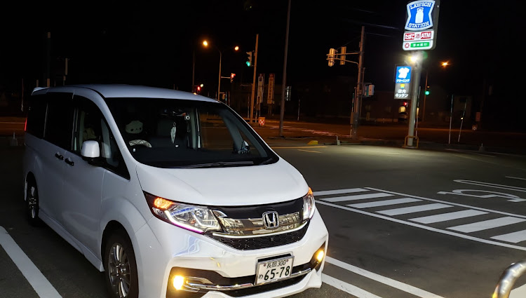 ステップワゴンスパーダのコンビニ駐車場にてに関するカスタム事例の投稿画像1枚目