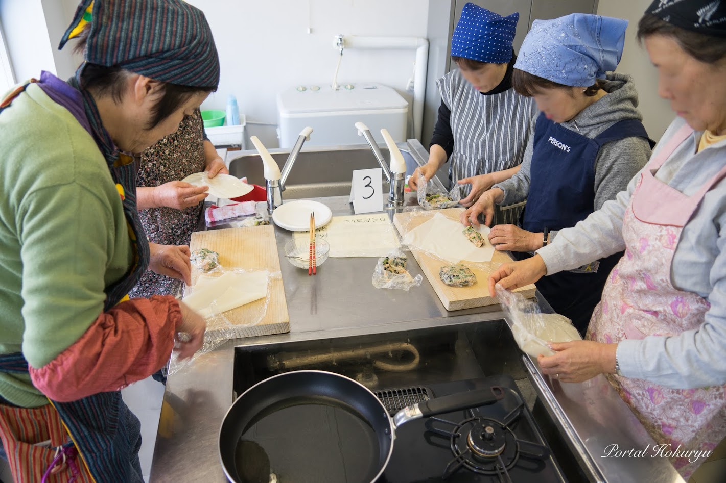 「黒千石大豆入り春巻き」作り