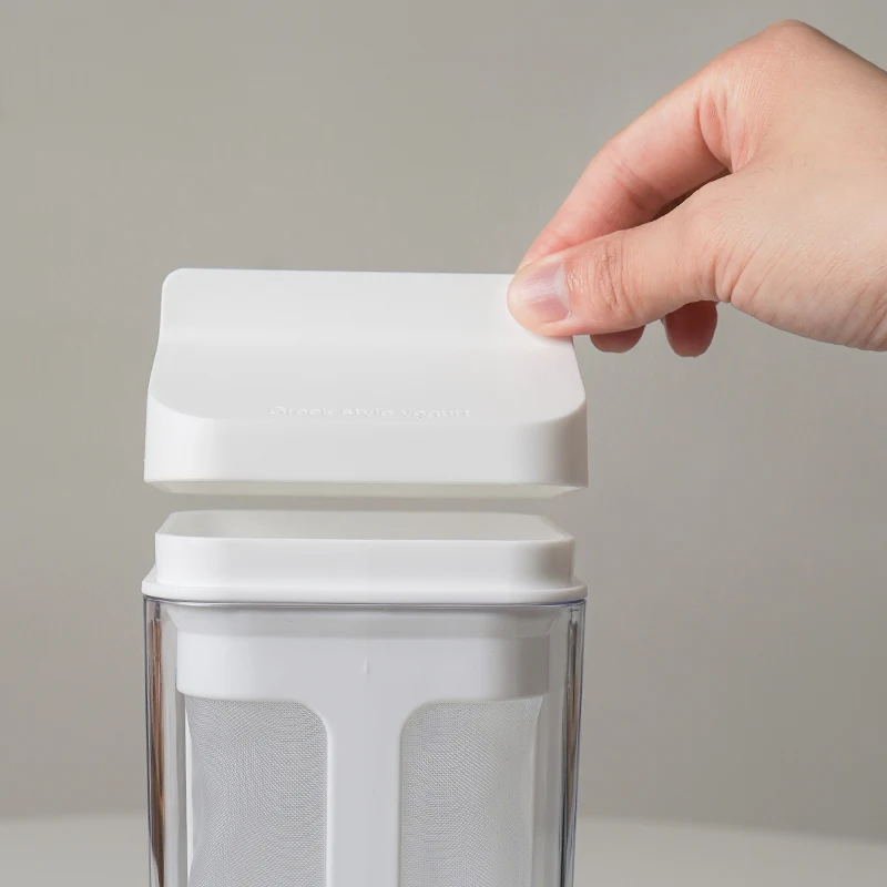 Séparateur de petit-lait pour yaourt créatif et simple. Obtenez un yaourt grec maison, plus épais et crémeux, sans additifs ni difficultés.