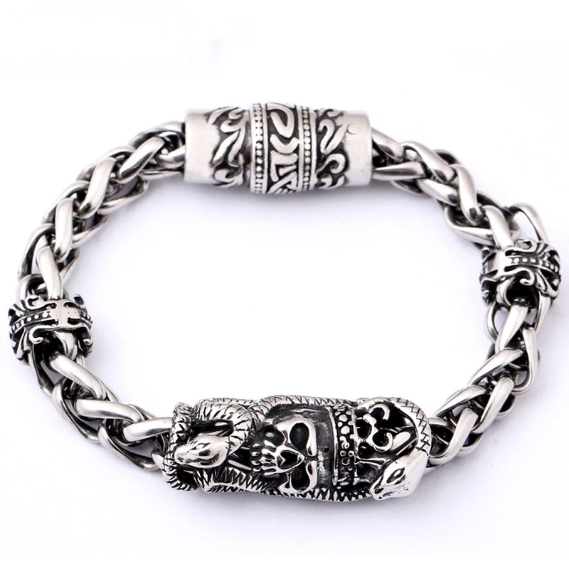 Roestvrijstalen magnetische armband met schedel. Toon je persoonlijkheid met deze stoere armband. Sterke sluiting en stijlvol design, perfect voor elke dag.