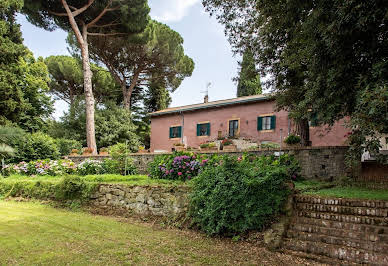 Villa with garden 3