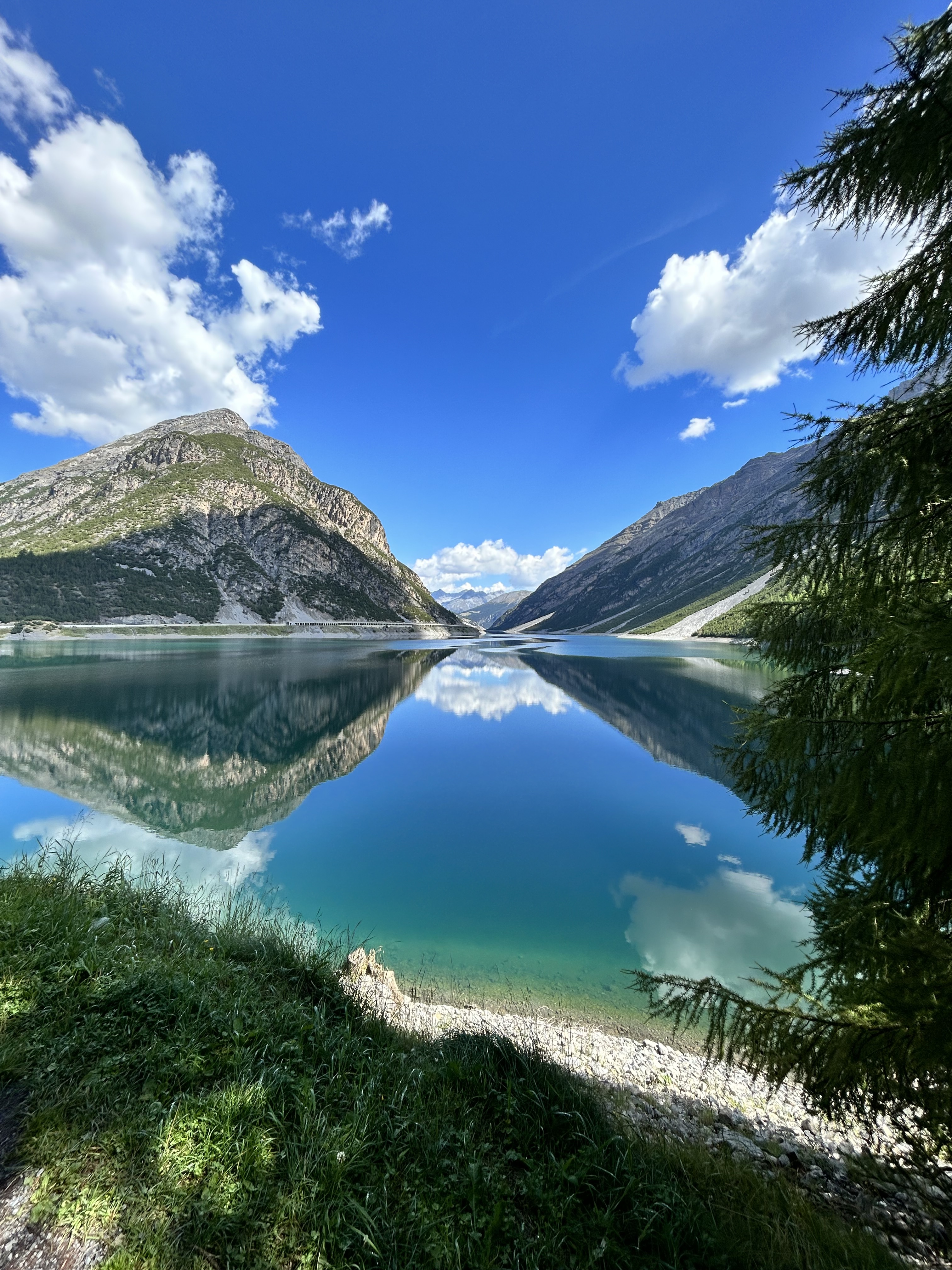 "Echi di Maestosità: Riflessi Montani in una Giornata Solare"