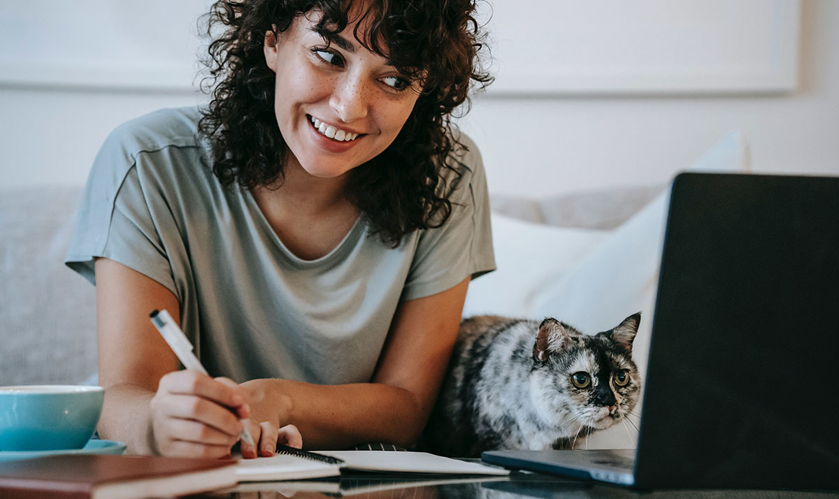 Mulher estudando as diferenças entre cantonês e mandarim.