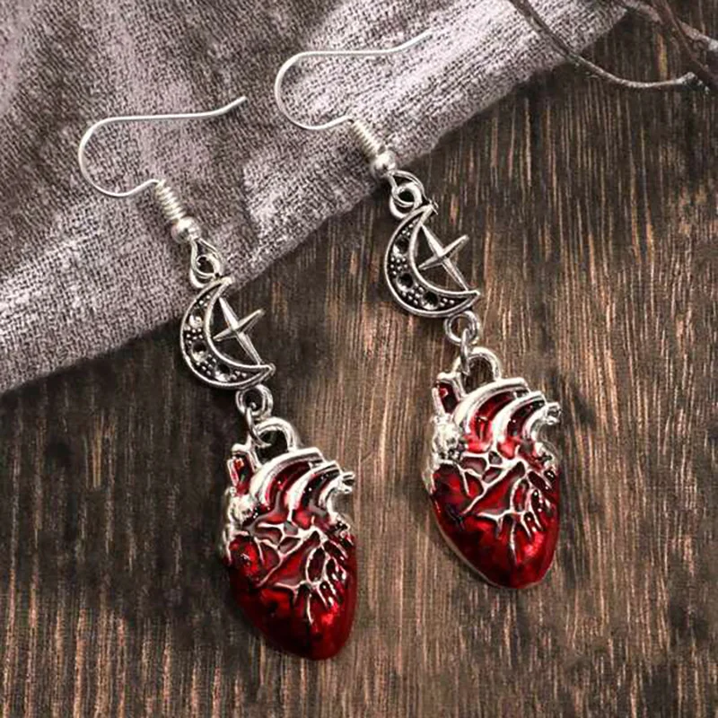 Gotische Oorbellen met Kloppend Hart & Halve Maan Kruis — Duistere sieraden voor een unieke stijl, ideaal voor een goth uitstraling. Druk je individualiteit uit!