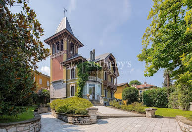 Villa with pool and garden 3