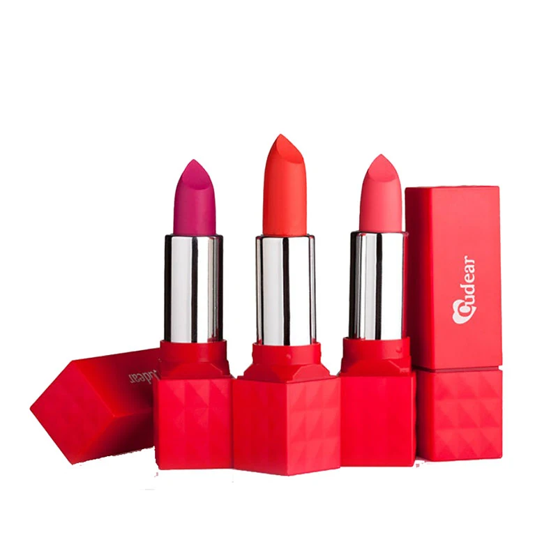 Fluweel matte lipstick voor onweerstaanbare lippen. Zachte en langdurige textuur, intense kleur die je natuurlijke schoonheid accentueert.