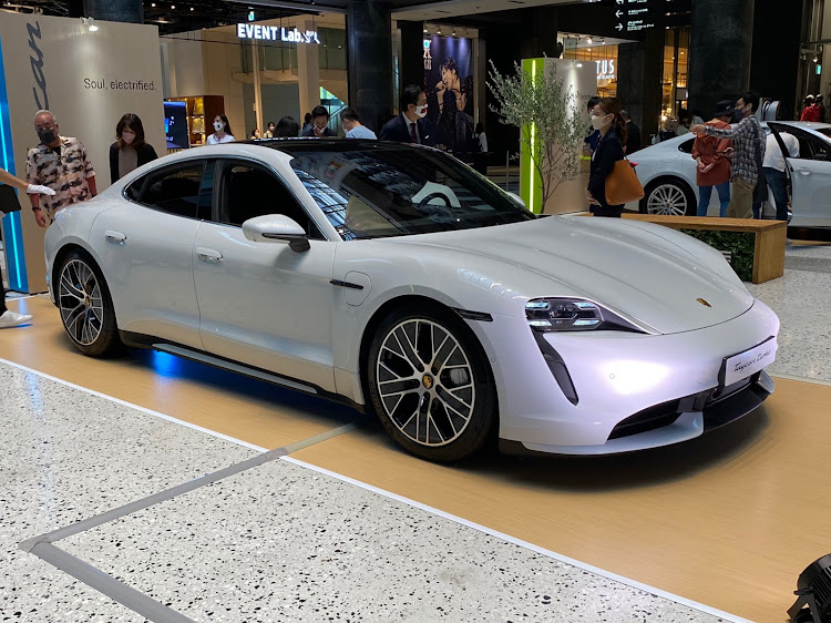 しまゆー/SHIMAYUさんが投稿したポルシェ・タイカン・タイカンTurboS・グランフロント大阪・サステナブルスポーツカーに関するカスタム事例の投稿画像8枚目