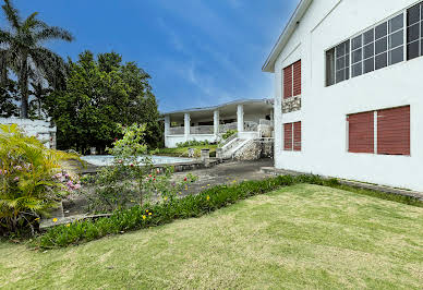 Villa with garden 4