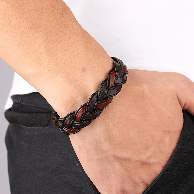 Bracelet de mode pour homme en acier inoxydable et cuir, élégant et durable. Accessoire parfait pour un look moderne et sophistiqué.