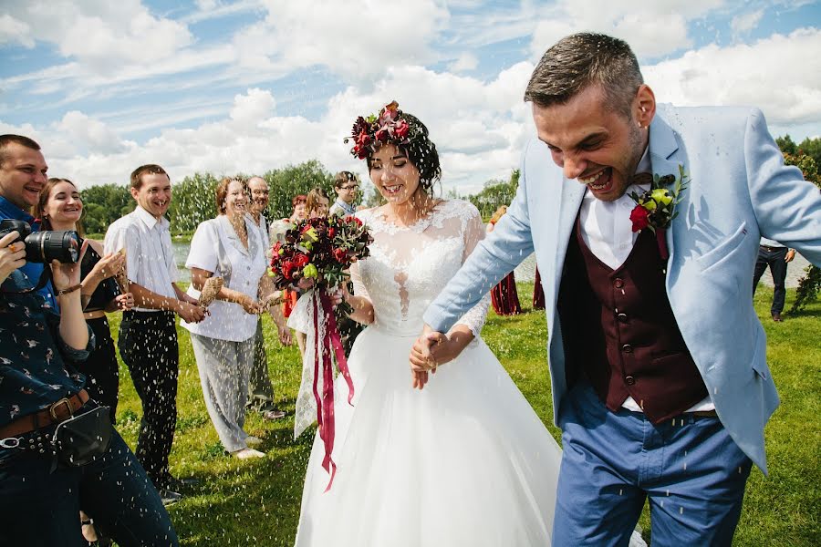 Fotógrafo de casamento Yuliya Loginova (shinigami). Foto de 5 de outubro 2017