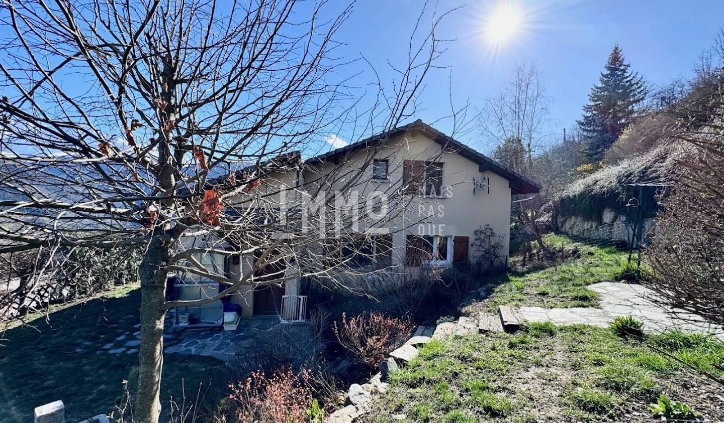 Chalet avec vue panoramique et terrasse Les Chapelles