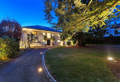 House with pool and garden 12