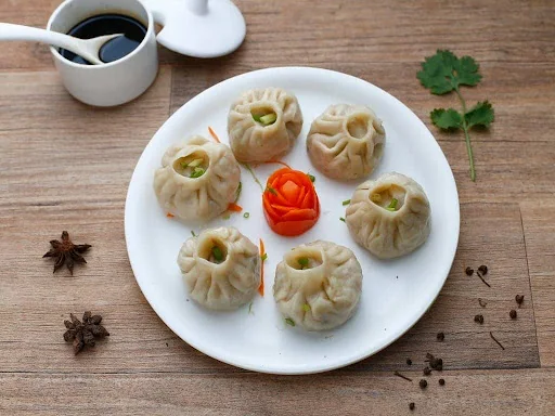 Chicken Steamed Momos With Hot & Tasty Soup [6 Pieces]