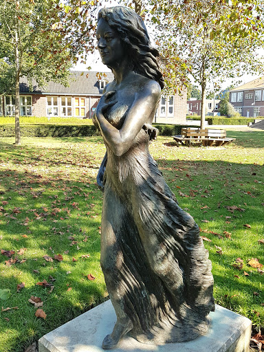 Statue of Sylvia Millecam crea