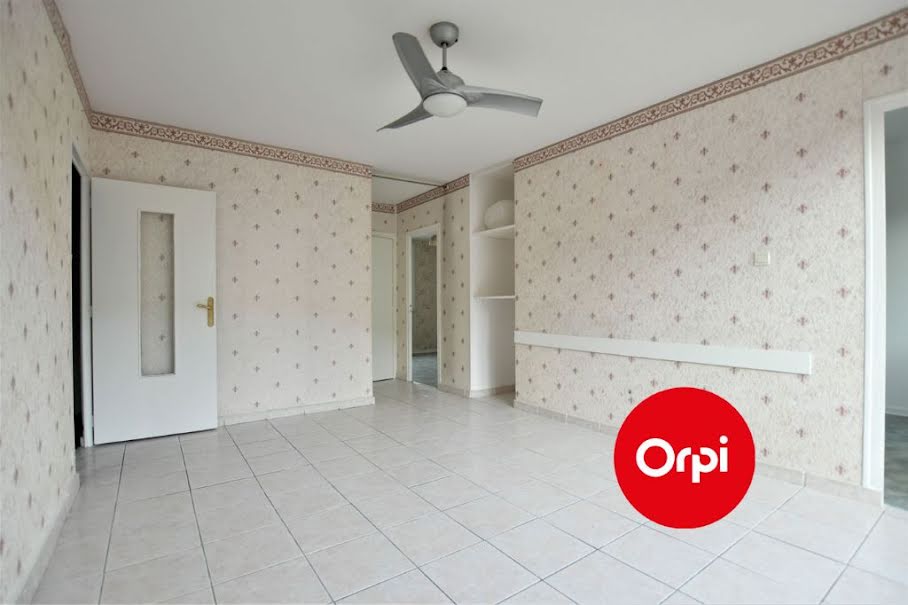 Location  appartement 4 pièces 67 m² à Saint-Priest (69800), 930 €