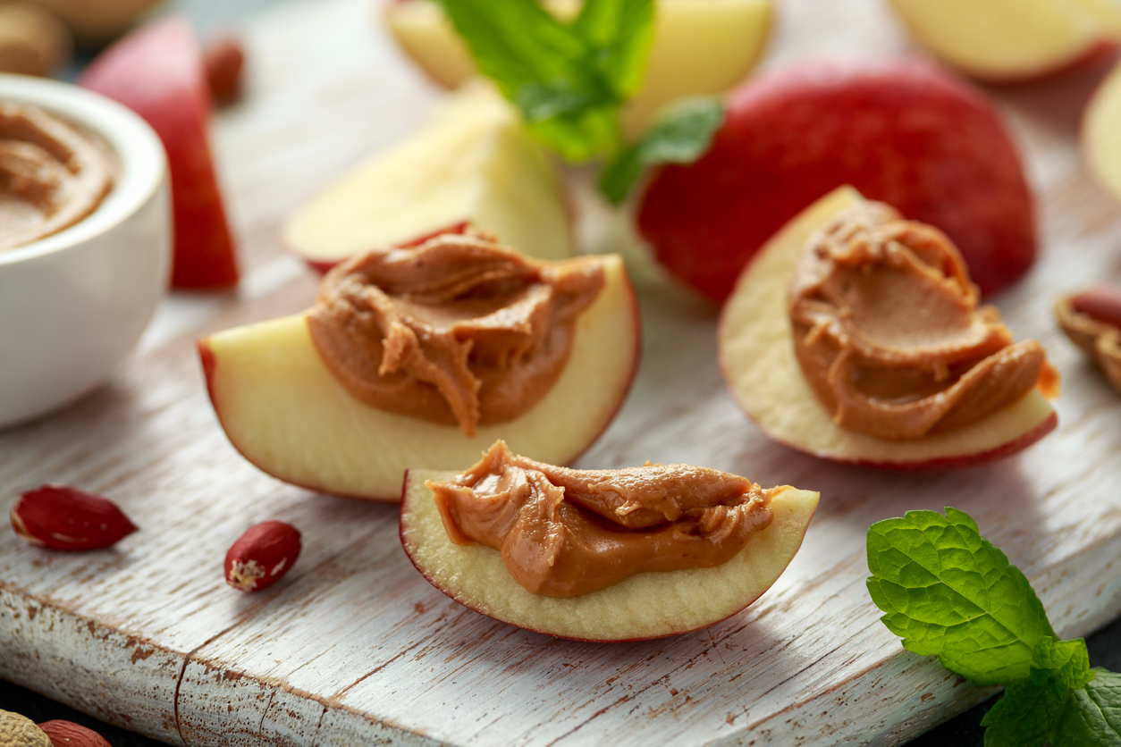 peanut butter on slice of apples