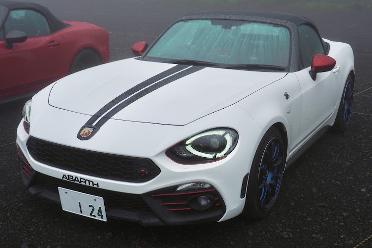 124スパイダーのアバルト・124スパイダー・オープンカー・赤い車・富士山5合目に関するカスタム事例の投稿画像2枚目