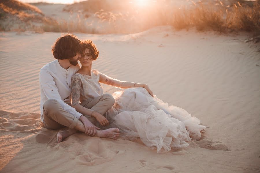 Fotógrafo de casamento Anna Omelchuk (omelaana99). Foto de 12 de julho 2019