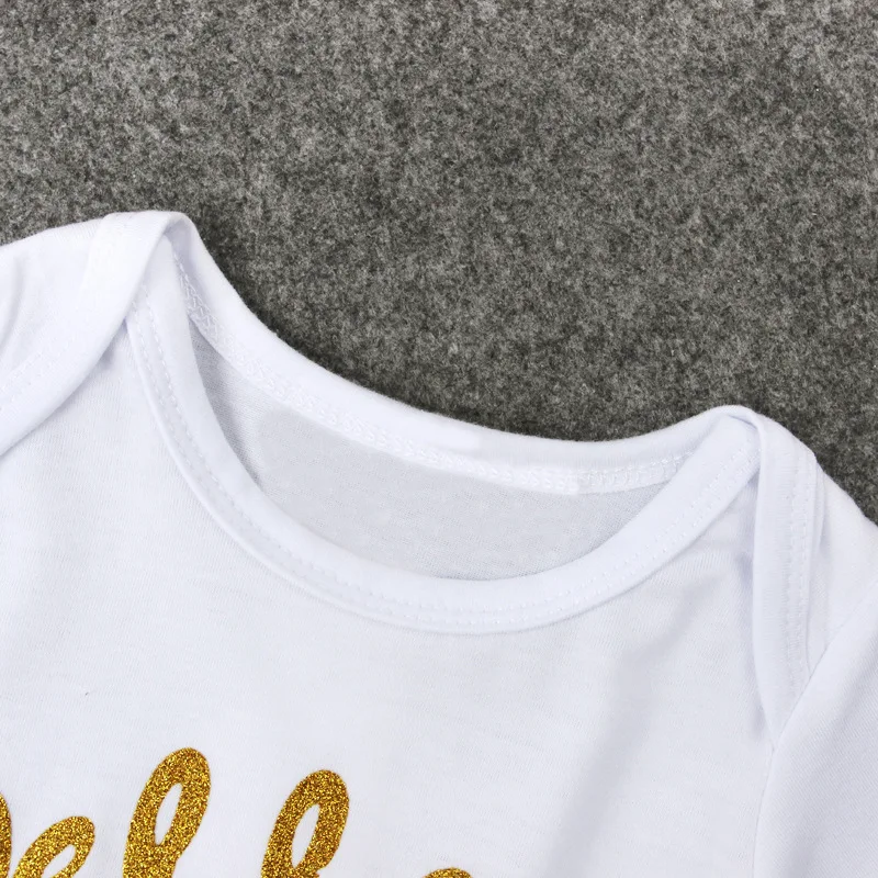 Macacão infantil de três peças com letras inglesas, perfeito para brincar e explorar. Roupa confortável e moderna para crianças pequenas. Compre já!