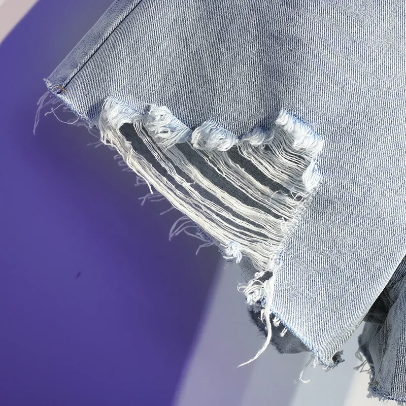 Denim shorts met contrasterende zakken. Comfortabele en stijlvolle korte broek voor casual looks. Perfect voor zomerse dagen.