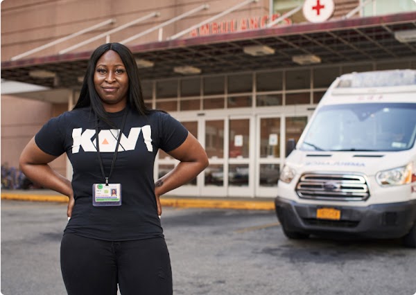 Taisha de pie fuera de la sala de emergencias del hospital Kings County en Brooklyn.