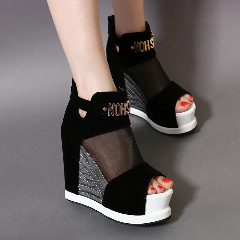 Sandales compensées pour femmes, alliant style et confort. Idéales pour l'été, profitez d'une allure élégante et d'une démarche assurée.