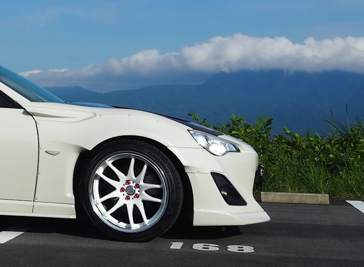 86の愛車の横顔・魚が口を開けたみたいな😆に関するカスタム事例の投稿画像1枚目