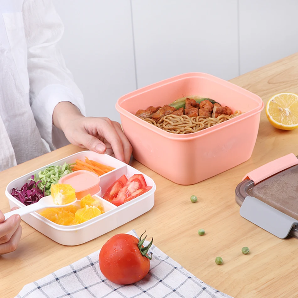 Nouvelle petite boîte à lunch en plastique, compatible micro-ondes. Transportez, réchauffez et savourez votre déjeuner facilement.