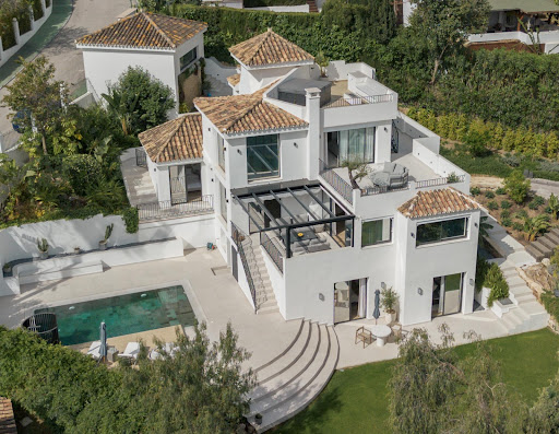 Villa with pool and terrace 4