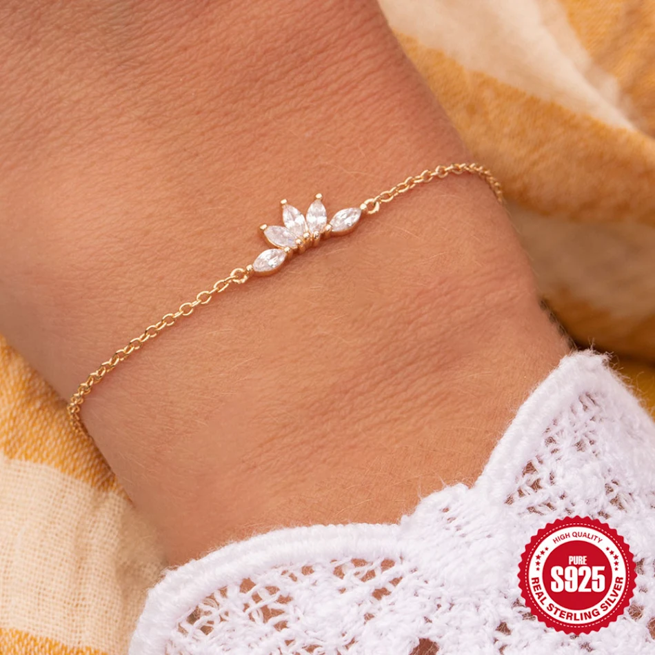 Pulsera de plata de ley con corona de ojo de caballo e incrustaciones de circonitas, para un look elegante y sofisticado.