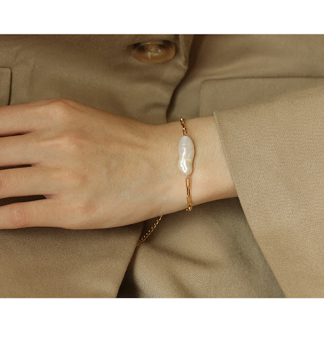 Title 4, Bracelet de perle baroque