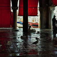 tende rosse al mercato di Rialto di 