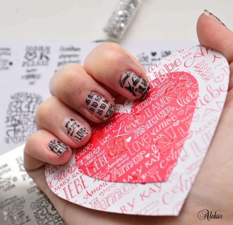 Plaque d'impression d'ongles de mode portable Imprimez des motifs d'ongles tendance n'importe où. Des ongles personnalisés faciles et rapides.