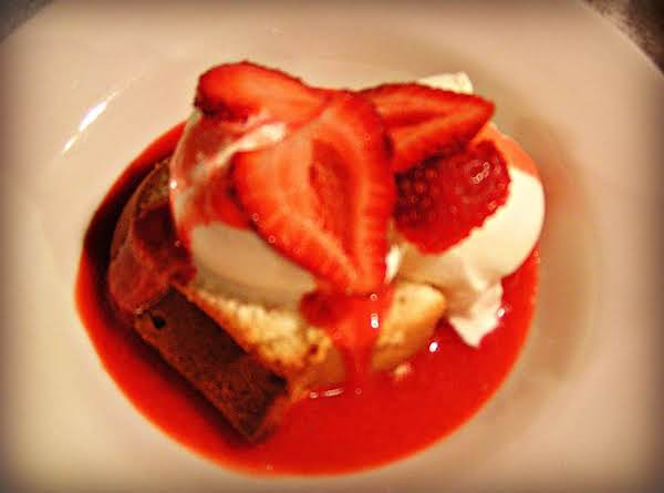 Cream Cheese Pound Cake with Strawberry Coulis_image