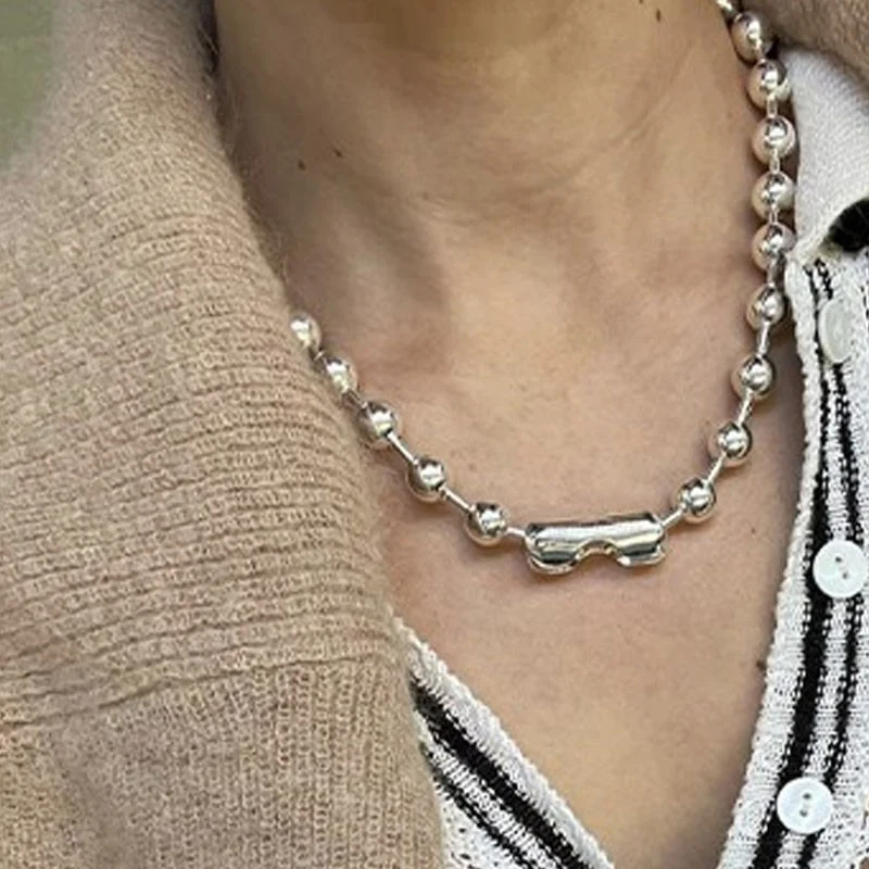 Metalen kralenketting, eenvoudig en trendy ontwerp. Een geavanceerd, basis sieraad voor dagelijks gebruik, perfect voor elke outfit.