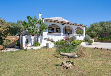 Villa with pool and garden 2