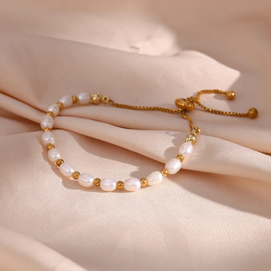 RVS 18k verguld zoetwaterparel spacer kralen armband met trekkoord, elegantie en comfort in één accessoire.