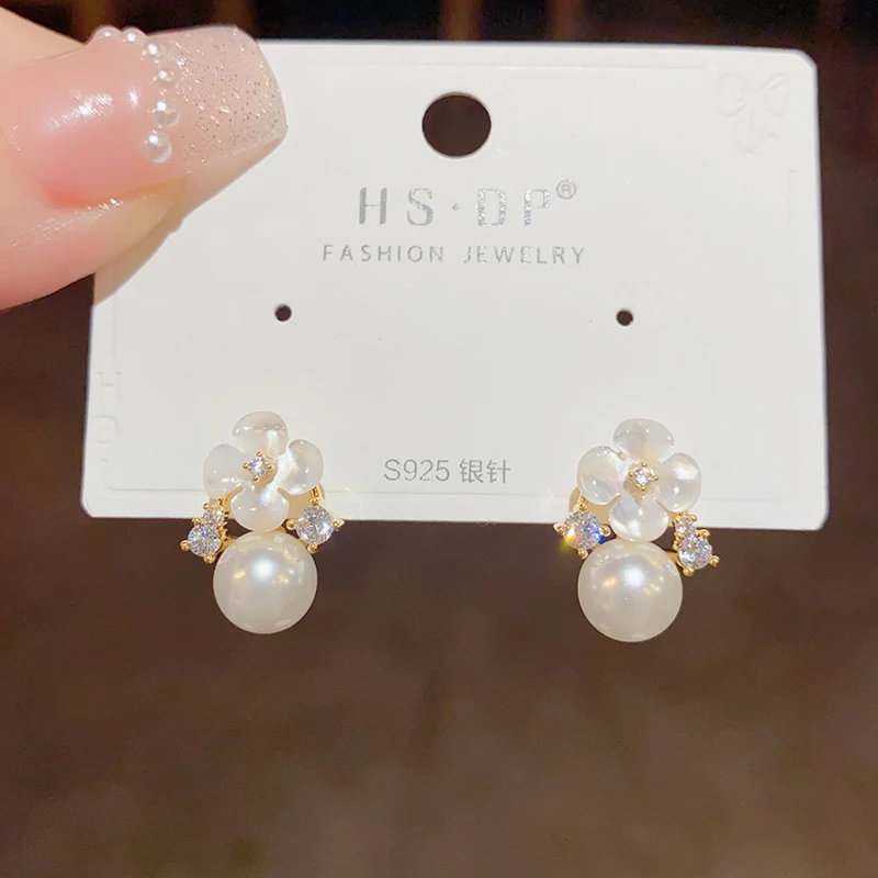 Boucles d'oreilles à clous Mori Style, fleurs et perles, mode douce et artistique, pour un look féminin et raffiné.