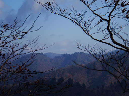 雪を被った別山（中央）と微かに白山（左）