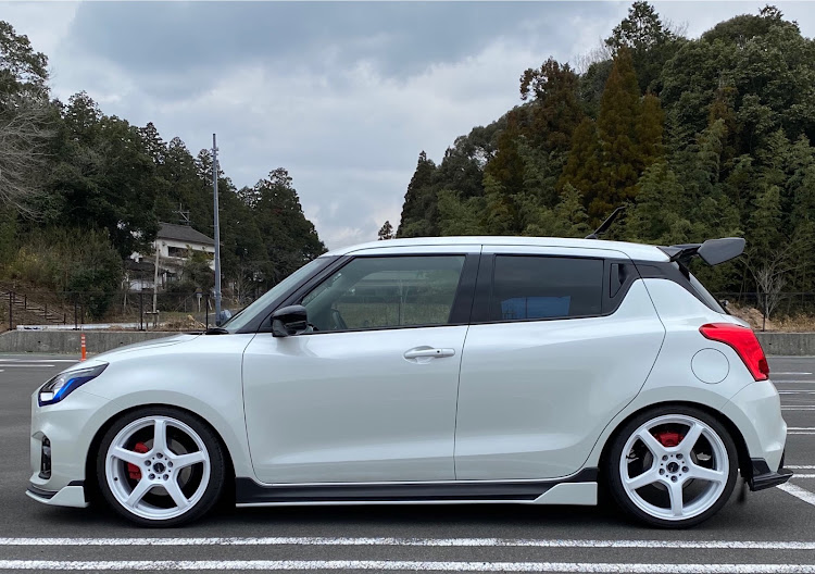 スイフトスポーツの車高調整・超車高調・アプリに関するカスタム事例の投稿画像1枚目