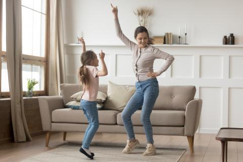 Niña bailando en casa