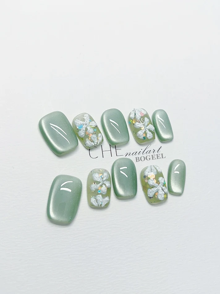 Unhas postiças verdes para mão, efeito olho de gato, flores em relevo 3D. Beleza e sofisticação, aplicação simples e resultados deslumbrantes.