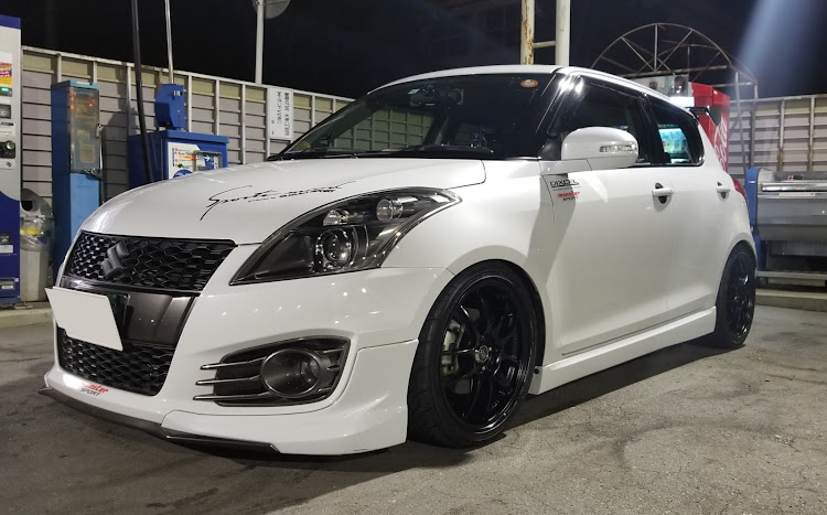 スイフトの洗車・ホイール交換・DIY・車高調整に関するカスタム事例の投稿画像1枚目