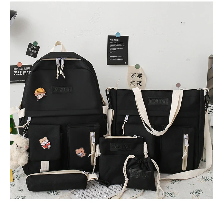 Mochila Estudantil Universitária de Lona com Cinco Peças e Cores Contrastantes. Conforto e organização para seus estudos e dia a dia.