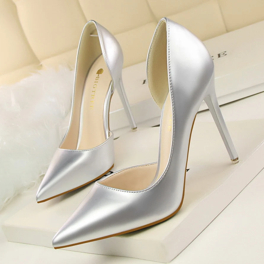 Escarpins stiletto en cuir verni à bout pointu. Des talons hauts pour une allure élégante et féminine, parfaits pour toutes occasions.