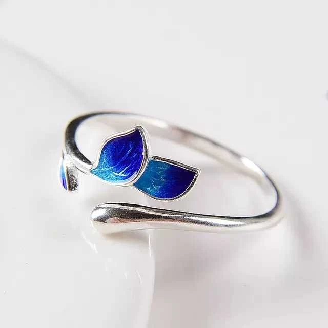 Stijlvolle verstelbare zilveren ring met bladeren, elegant voor dames. Modern design, ideaal cadeau. Uniek sieraad voor een verfijnde look.