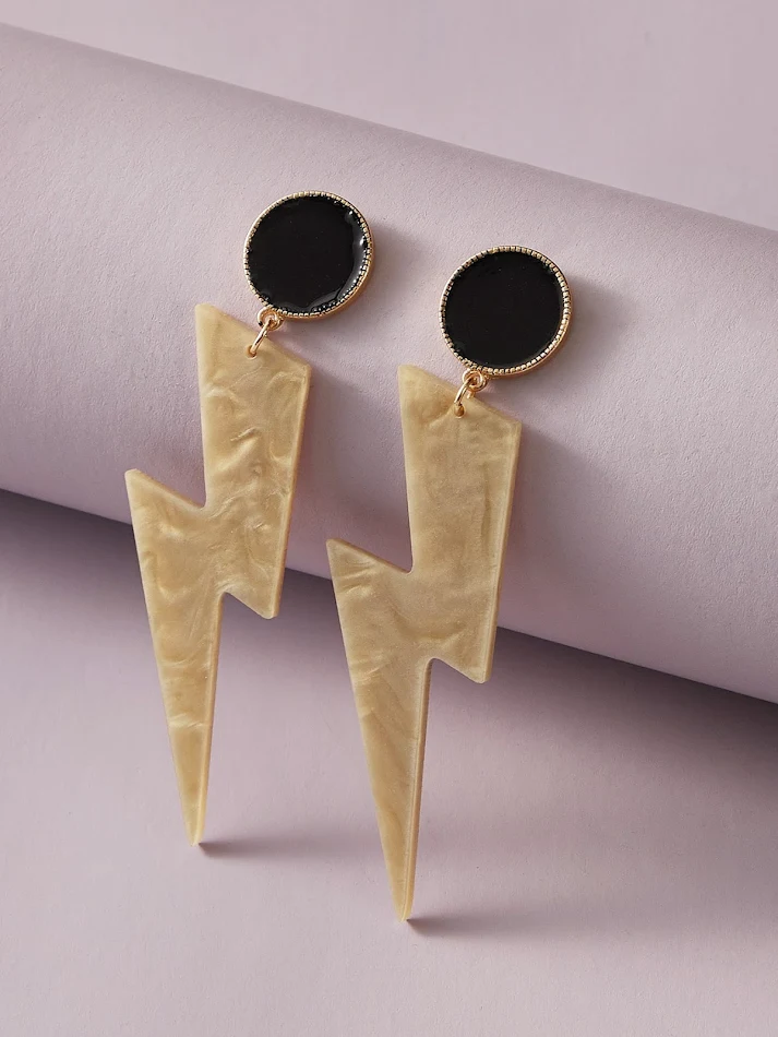 Dames oorbellen met eenvoudig design van acryl en abaloneschelp. Een subtiele en elegante accessoire, perfect voor dagelijks gebruik en speciale gelegenheden.