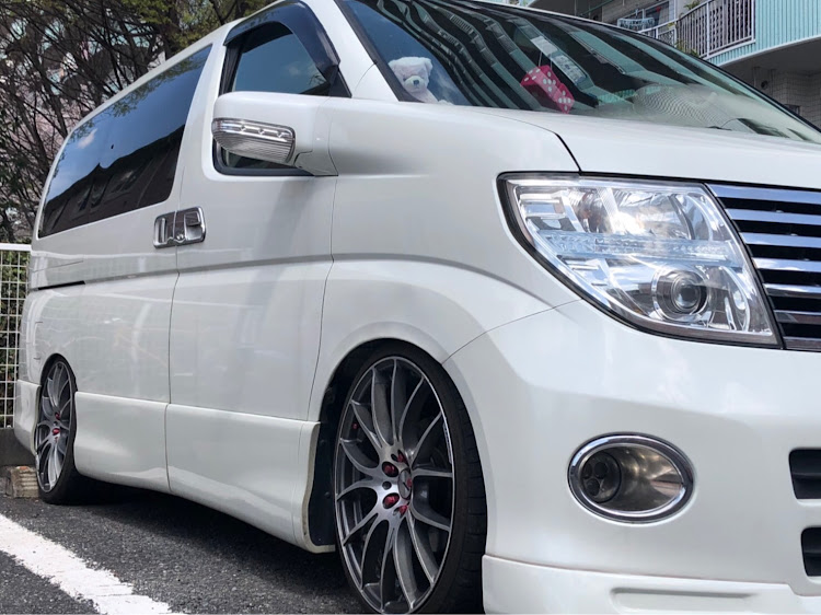 エルグランドのホイール交換・コロナが早く終息しますようにに関するカスタム事例の投稿画像1枚目