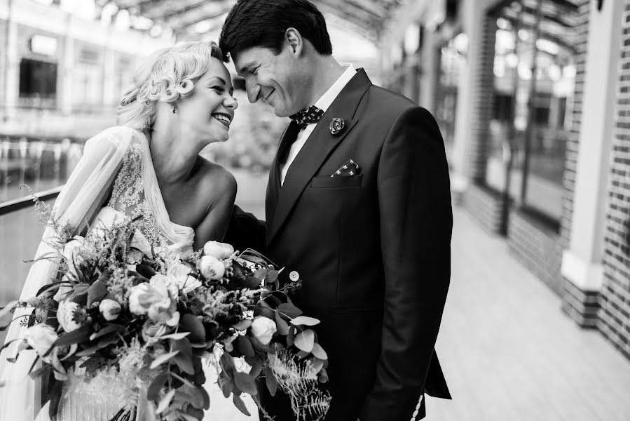 Fotógrafo de casamento Dmitriy Frolov (xiii). Foto de 1 de setembro 2019