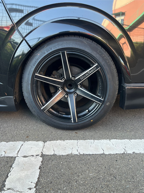 ハイエースバンのハイエース・225/50R18・ハイエースオーナーと繋がりたい・レンソ・9.5Jに関するカスタム事例の投稿画像5枚目